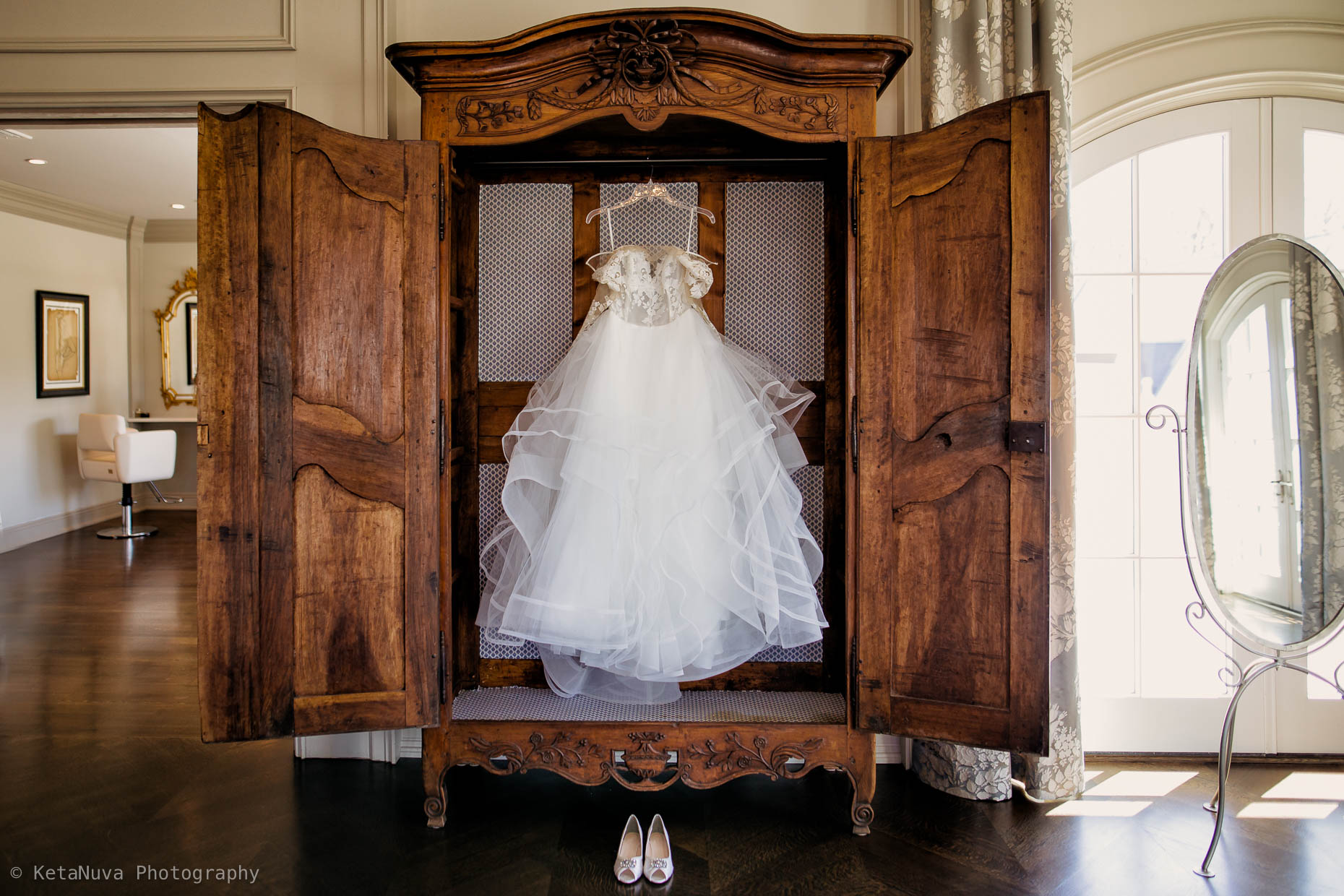 wedding dress photo. 