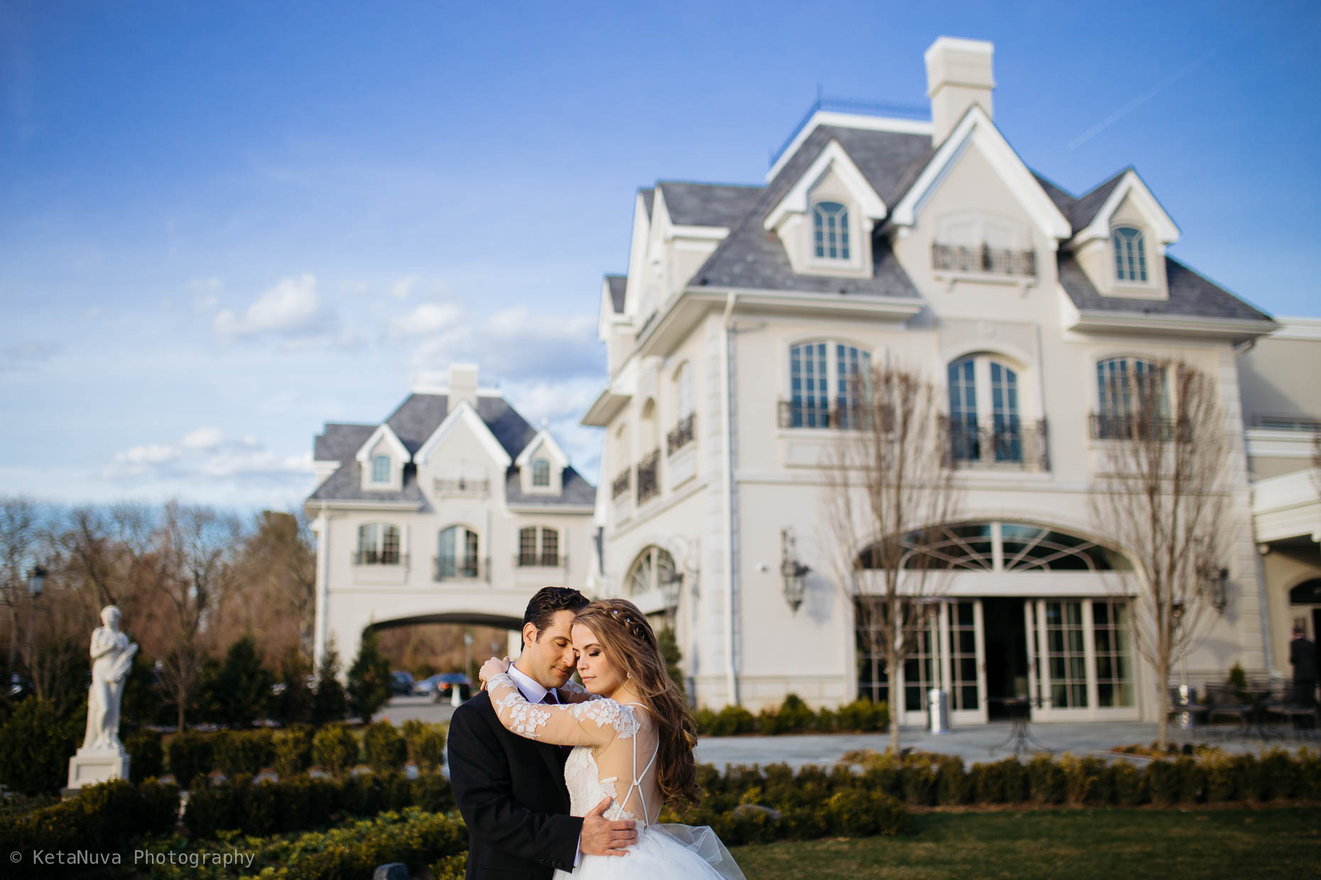 Afternoon wedding portrait session at the Park Chateau Estate. 